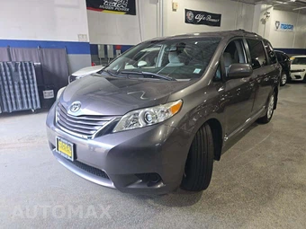 2017 Toyota Sienna LE 7-Passenger 119.3" WB