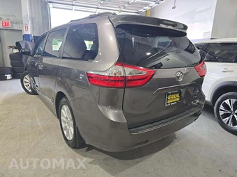 2017 Toyota Sienna LE 7-Passenger 119.3" WB - miniatura 2