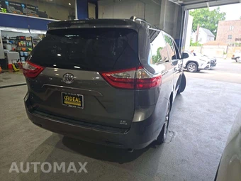 2017 Toyota Sienna LE 7-Passenger 119.3" WB - miniatura 3
