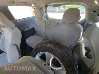 2017 Toyota Sienna LE 7-Passenger 119.3" WB - miniatura 10