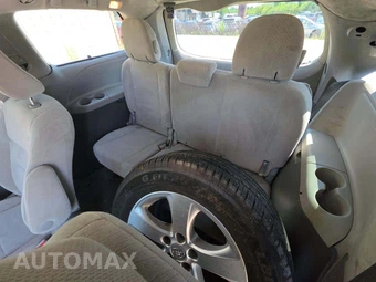 2017 Toyota Sienna LE 7-Passenger 119.3" WB - miniatura 11