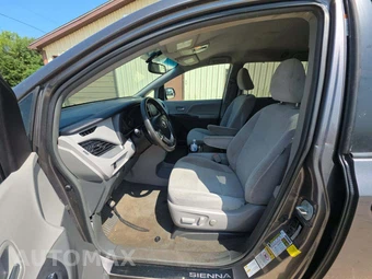 2017 Toyota Sienna LE 7-Passenger 119.3" WB - miniatura 3
