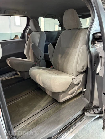2017 Toyota Sienna LE 7-Passenger 119.3" WB - miniatura 12