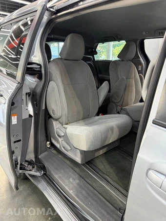 2017 Toyota Sienna LE 7-Passenger 119.3" WB - miniatura 13