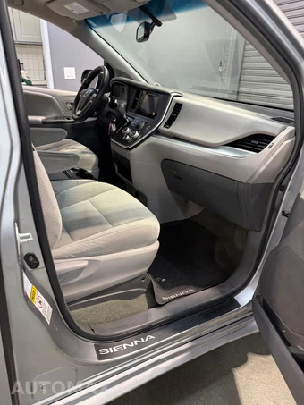 2017 Toyota Sienna LE 7-Passenger 119.3" WB - miniatura 16