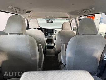2017 Toyota Sienna LE 7-Passenger 119.3" WB - miniatura 17