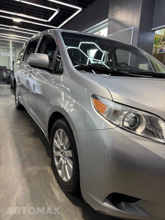 2017 Toyota Sienna LE 7-Passenger 119.3" WB - miniatura 2