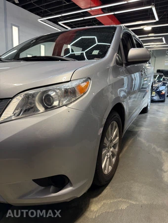 2017 Toyota Sienna LE 7-Passenger 119.3" WB - miniatura 3