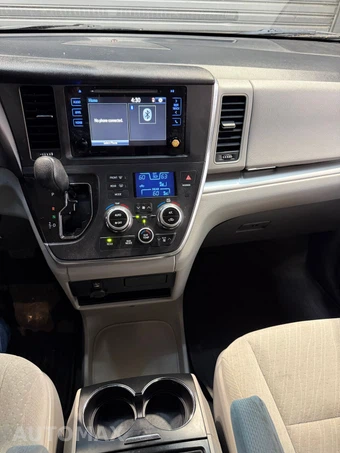 2017 Toyota Sienna LE 7-Passenger 119.3" WB - miniatura 9