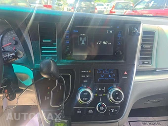 2017 Toyota Sienna LE 7-Passenger 119.3" WB - miniatura 10