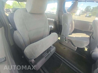 2017 Toyota Sienna LE 7-Passenger 119.3" WB - miniatura 17