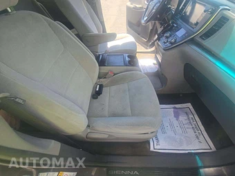 2017 Toyota Sienna LE 7-Passenger 119.3" WB - miniatura 19