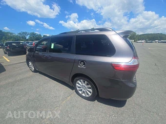 2017 Toyota Sienna LE 7-Passenger 119.3" WB - miniatura 2