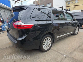 2017 Toyota Sienna LE 7-Passenger 119.3" WB - miniatura 3