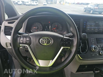 2017 Toyota Sienna LE 7-Passenger 119.3" WB - miniatura 10