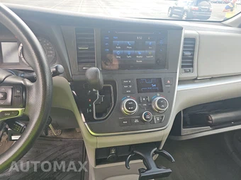 2017 Toyota Sienna LE 7-Passenger 119.3" WB - miniatura 11