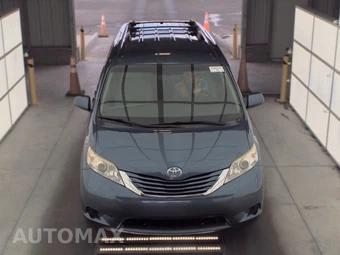 2017 Toyota Sienna LE 7-Passenger 119.3" WB - miniatura 2