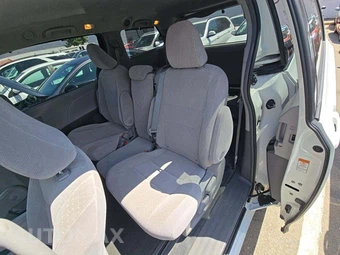 2017 Toyota Sienna LE 8-Passenger 119.3" WB - miniatura 13