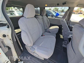 2017 Toyota Sienna LE 8-Passenger 119.3" WB - miniatura 16
