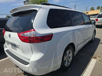 2017 Toyota Sienna LE 8-Passenger 119.3" WB - miniatura 3