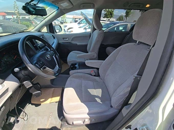 2017 Toyota Sienna LE 8-Passenger 119.3" WB - miniatura 6