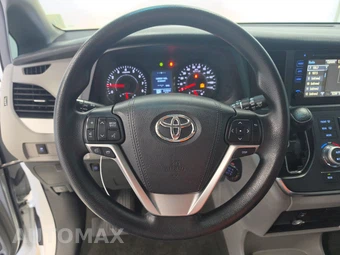 2017 Toyota Sienna LE 8-Passenger 119.3" WB - miniatura 10