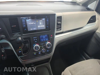2017 Toyota Sienna LE 8-Passenger 119.3" WB - miniatura 11