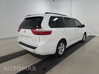 2017 Toyota Sienna LE 8-Passenger 119.3" WB - miniatura 4