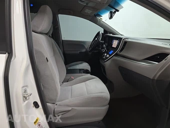 2017 Toyota Sienna LE 8-Passenger 119.3" WB - miniatura 8