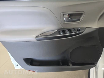 2017 Toyota Sienna LE 8-Passenger 119.3" WB - miniatura 9