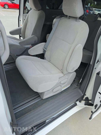 2017 Toyota Sienna LE 8-Passenger 119.3" WB - miniatura 10