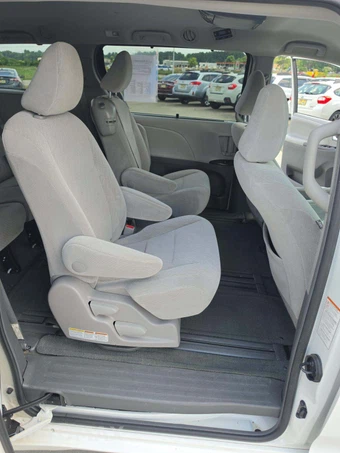 2017 Toyota Sienna LE 8-Passenger 119.3" WB - miniatura 14