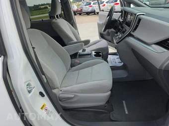 2017 Toyota Sienna LE 8-Passenger 119.3" WB - miniatura 16