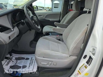 2017 Toyota Sienna LE 8-Passenger 119.3" WB - miniatura 3
