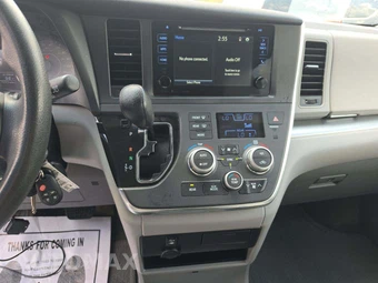 2017 Toyota Sienna LE 8-Passenger 119.3" WB - miniatura 7
