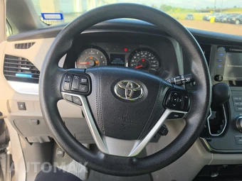 2017 Toyota Sienna LE 8-Passenger 119.3" WB - miniatura 10