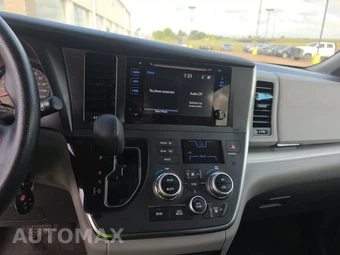 2017 Toyota Sienna LE 8-Passenger 119.3" WB - miniatura 11