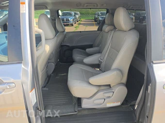 2017 Toyota Sienna LE 8-Passenger 119.3" WB - miniatura 13