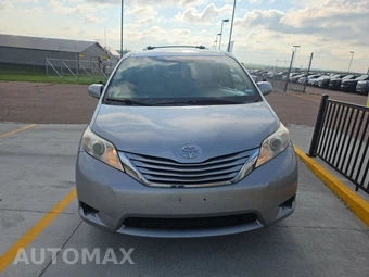 2017 Toyota Sienna LE 8-Passenger 119.3" WB - miniatura 2