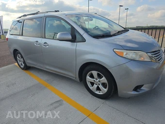 2017 Toyota Sienna LE 8-Passenger 119.3" WB - miniatura 3