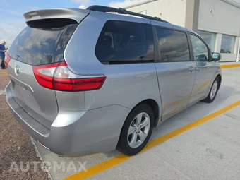 2017 Toyota Sienna LE 8-Passenger 119.3" WB - miniatura 4