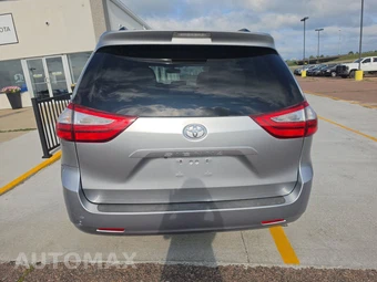 2017 Toyota Sienna LE 8-Passenger 119.3" WB - miniatura 5