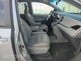 2017 Toyota Sienna LE 8-Passenger 119.3" WB - miniatura 8