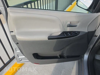 2017 Toyota Sienna LE 8-Passenger 119.3" WB - miniatura 9