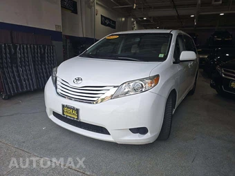 2017 Toyota Sienna LE 8-Passenger 119.3" WB