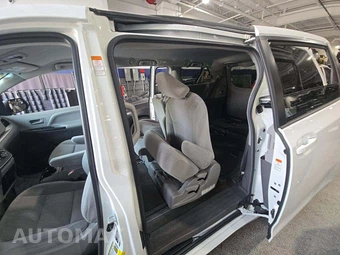2017 Toyota Sienna LE 8-Passenger 119.3" WB - miniatura 13