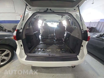 2017 Toyota Sienna LE 8-Passenger 119.3" WB - miniatura 15