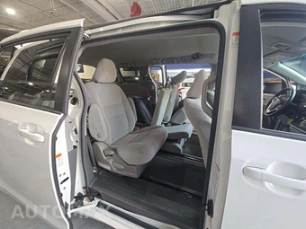 2017 Toyota Sienna LE 8-Passenger 119.3" WB - miniatura 17