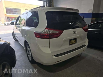 2017 Toyota Sienna LE 8-Passenger 119.3" WB - miniatura 2