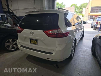 2017 Toyota Sienna LE 8-Passenger 119.3" WB - miniatura 3
